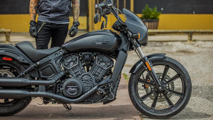 Нова модель Scout Rogue від компанії Indian Motorcycle привносить агресивний стиль в культову лінійку мотоциклів Scout Нова модель Scout Rogue від компанії Indian Motorcycle привносить агресивний стиль в культову лінійку мотоциклів Scout